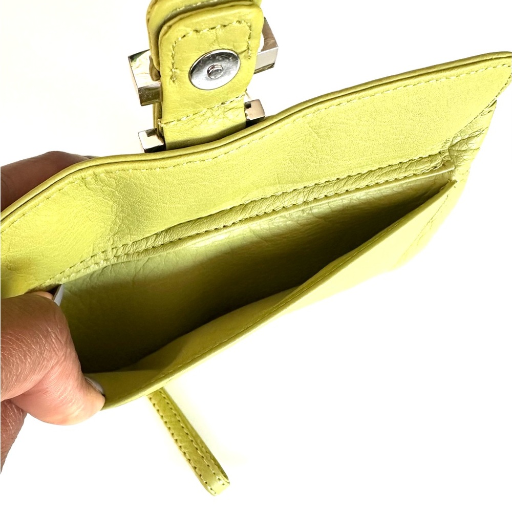 Express - Wristlet - Picture 6 of 8